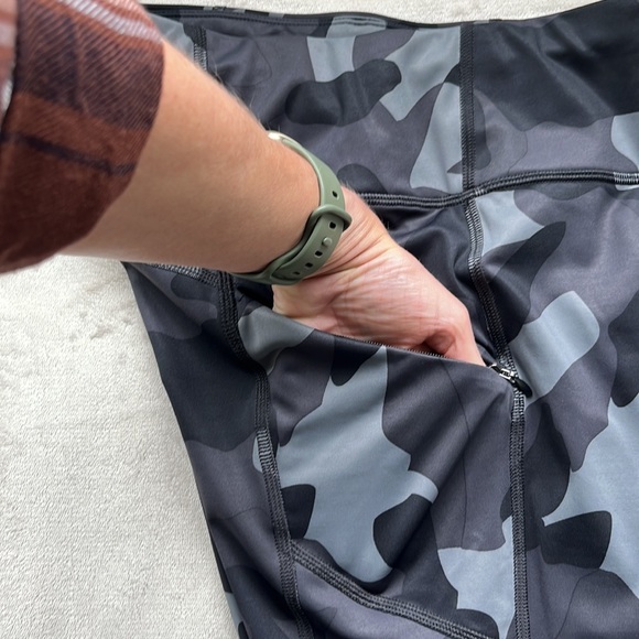 Athleta 7/8 length running leggings with side zipper pockets on both sides - Picture 5 of 6